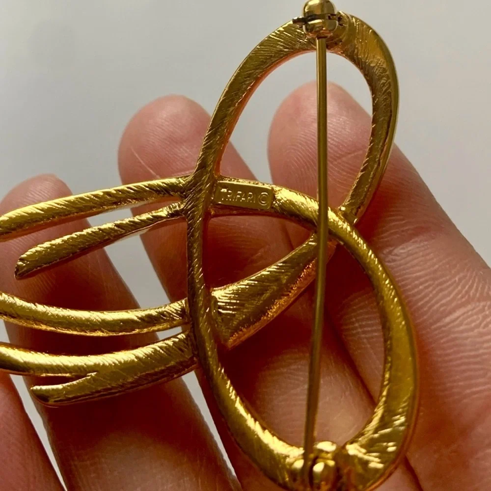 Vintage trifari ribbon brooch
